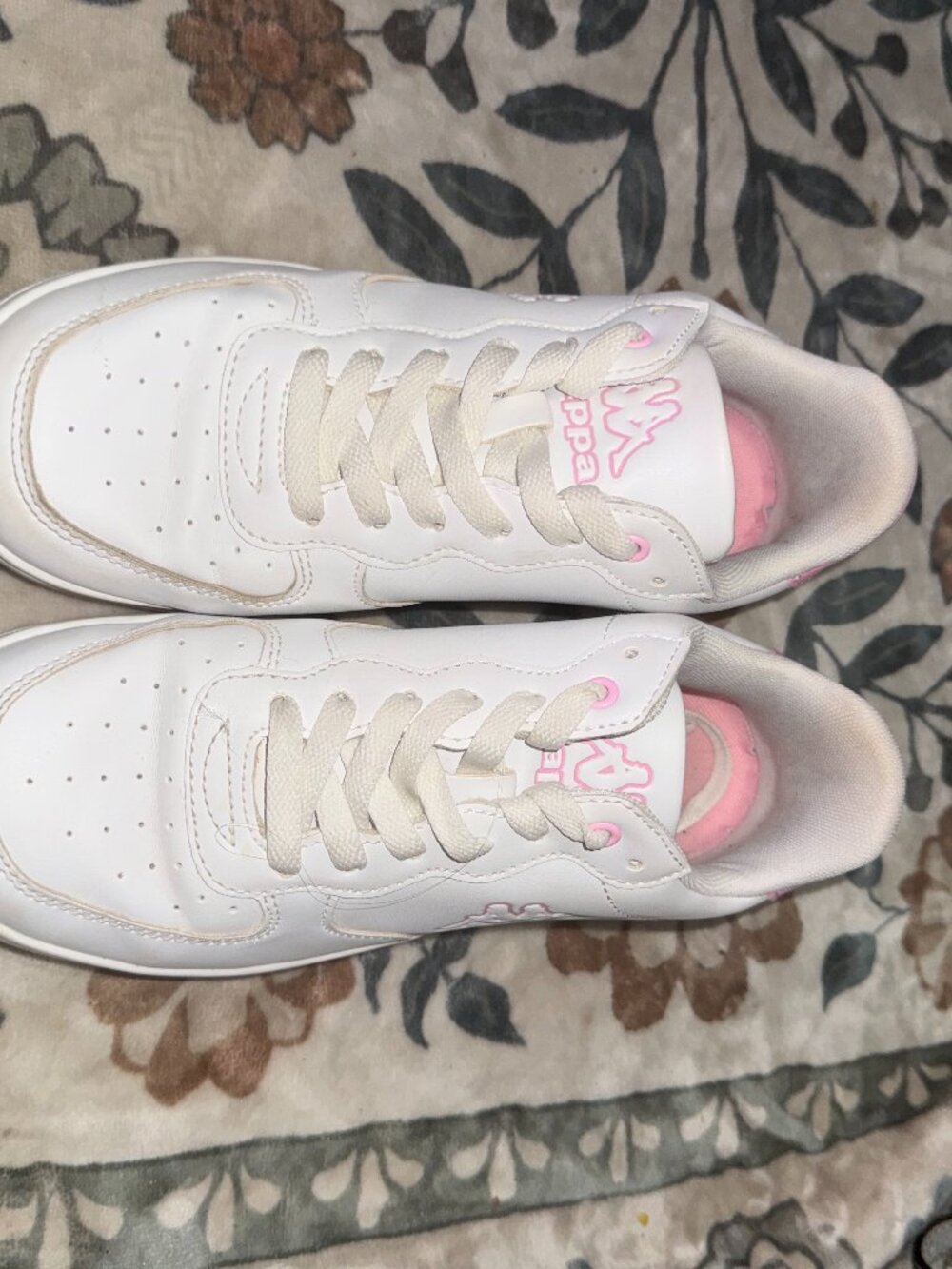 white and pink Kappa Maserta